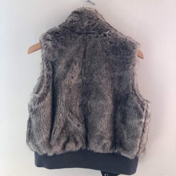 ❄️ PacSun Faux Fur Vest Size: M - Picture 2 of 5